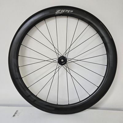 la roue avant d'un vélo, avec une jante noire et des rayons