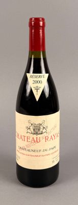 une bouteille de vin posée sur une table