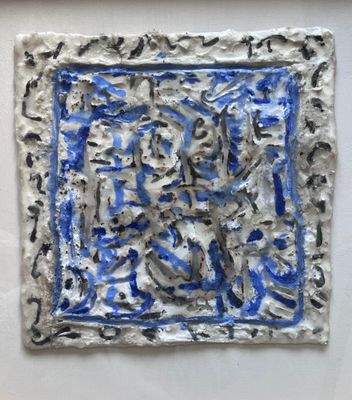 une image représentant un tableau bleu et blanc accroché à un mur blanc