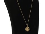 un mannequin noir portant un collier en or