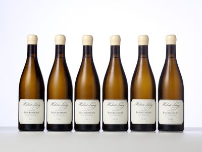 quatre bouteilles de vin sont alignées sur une table