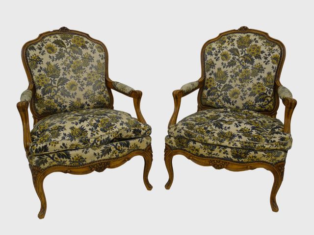 Paire de fauteuils à la reine de style Louis XV, garniture velour...