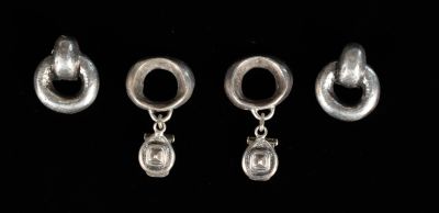 Boucles Clips Vintage. Deux paires de clips d'oreilles vinta…