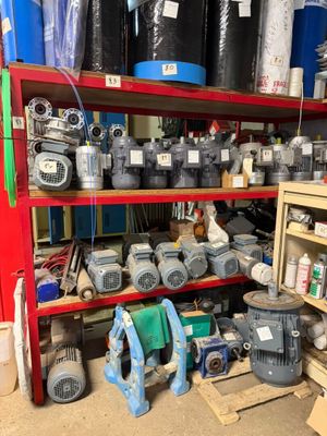 de nombreux types d'outils différents sur les étagères de l'atelier