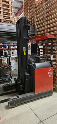 un chariot élévateur garé dans un entrepôt, à côté de palettes