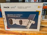 emballage d'un lot de deux enceintes à énergie solaire posé sur une table en bois
