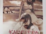 une affiche de cinéma représentant un homme et une femme assis sur une voiture