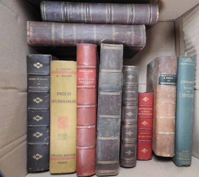 de nombreux livres anciens sur une étagère dans une boîte