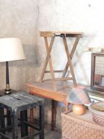 LOT DE PETITS MEUBLES comprenant : sellette, petite table, p… (photo 3)