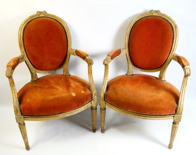 paire de chaises anciennes avec des coussins rembourrés orange et des bordures dorées