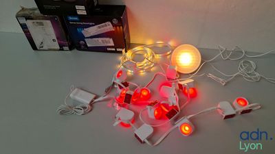 un ensemble de lampes posées sur une table