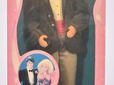 un homme qui ressemble à une poupée Barbie, vêtu d'un smoking et d'un nœud papillon