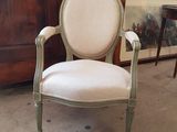 une chaise placée devant une armoire