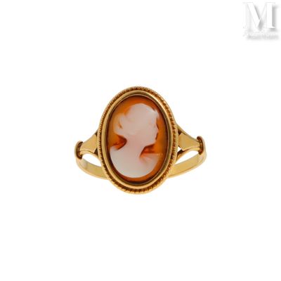 un gros plan d'une bague en or ornée d'une pierre ovale au centre