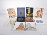un lot de cartes posées sur une table