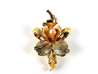 Broche en forme de fleur, couleur or jaune, ornée de perles et de feuilles