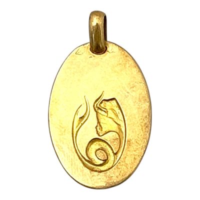 une image représentant un pendentif plaqué or orné d'un serpent