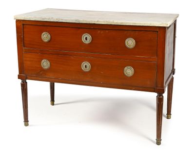 une petite commode en bois avec dessus en marbre