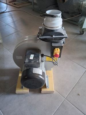 une machine posée par terre dans le salon