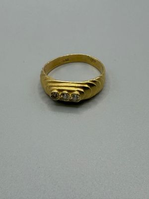 gros plan d'une bague en or ornée de deux diamants