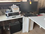 un bureau équipé d'un ordinateur et d'une imprimante
