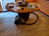une table sur laquelle se trouve un vase de fleurs