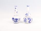 deux vases bleus et blancs ornés de motifs représentant des dragons