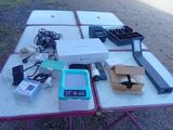 une table sur laquelle sont posés de nombreux appareils électroniques