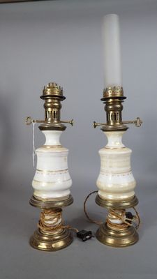 Paire de lampes à pétrole, le fût en porcelaine blanche et f…