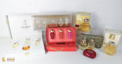 de nombreux parfums différents dans une vitrine