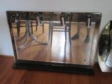 le reflet d'une personne dans un miroir posé au sol