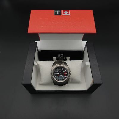 une image représentant une montre dans un coffret posé sur une surface noire
