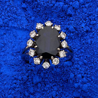 Bague en or gris 18k (750e), ornée d'un saphir ovale facetté…