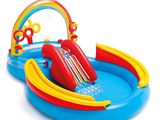 une piscine gonflable équipée d'un toboggan et d'un toboggan aquatique