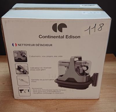 la boîte est ouverte sur la table avec son contenu