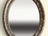 un miroir rond accroché au mur