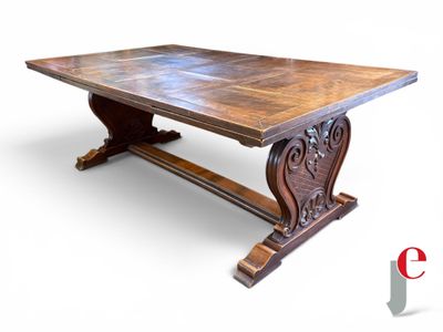 une image représentant une grande table en bois sur fond blanc