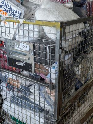 une cage métallique contenant tout un tas d'objets