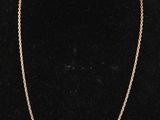 un collier à chaîne en or sur un mannequin mannequin mannequin mannequin mannequin mannequin mannequin mannequin mannequin mannequin