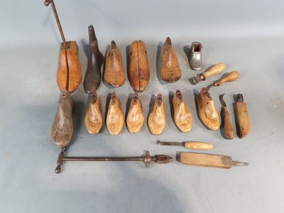 tout un tas d'outils différents posés sur une table