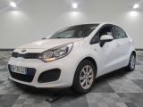 la voiture blanche est garée sur un sol en damier dans le garage