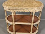 une table blanche avec un plateau et un piètement en osier