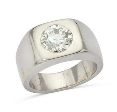 an image of a men ' s ring with a diamond in the center