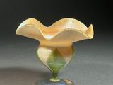 un vase en verre posé sur une table