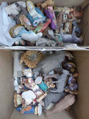 une boîte en carton remplie de jouets et de figurines