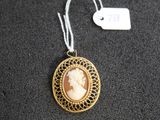 Gros plan sur un collier portant l'image d'une femme
