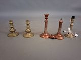Quatre types de bougies différents sont alignés sur une table