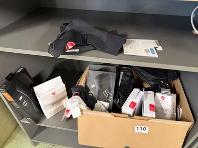 une valise posée sur une étagère dans une pièce
