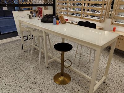 un comptoir blanc avec deux tabourets devant
