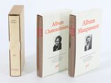 trois livres posés les uns à côté des autres sur une surface blanche